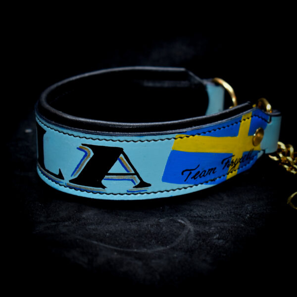 Handsytt och handmålat hundhalsband i läder med namn med namn och svenska flaggan, mästerskapshalsband