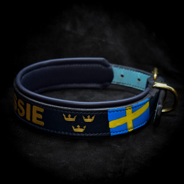 Handsytt och handmålat hundhalsband i läder med namn med namn och svenska flaggan, mästerskapshalsband