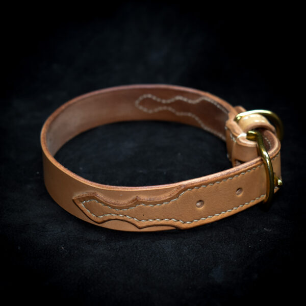 Handsytt hundhalsband i läder 2,5 cm brett med dekorsöm
