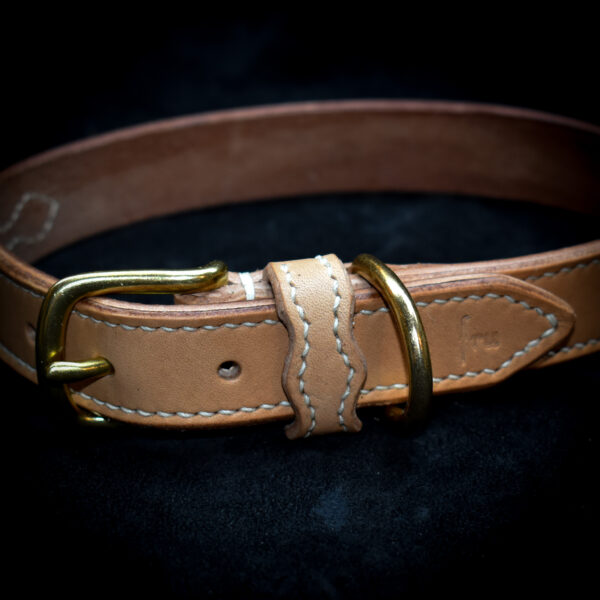 Handsytt hundhalsband i läder 2,5 cm brett med dekorsöm