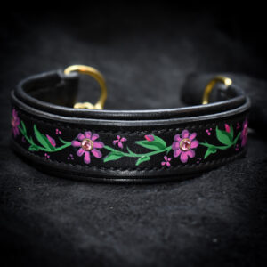 Handsytt hundhalsband i läder svart halvstryp med kedja i mässing och handmålade blommor glitter